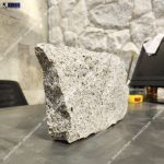 pedra-moledo-cinza-serrada-lado-mesa